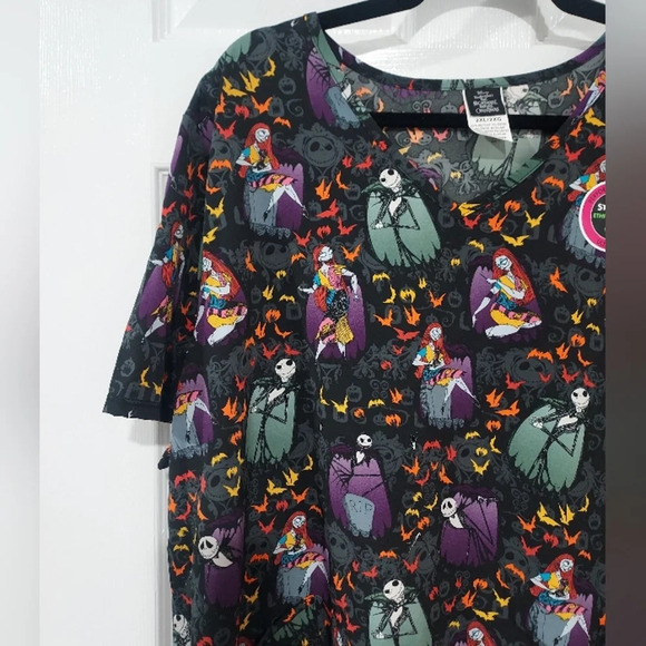 NWT Nightmare Before Christmas Alive With Love V-Neck Print Scrub Top Size 2XL - Picture 6 of 10